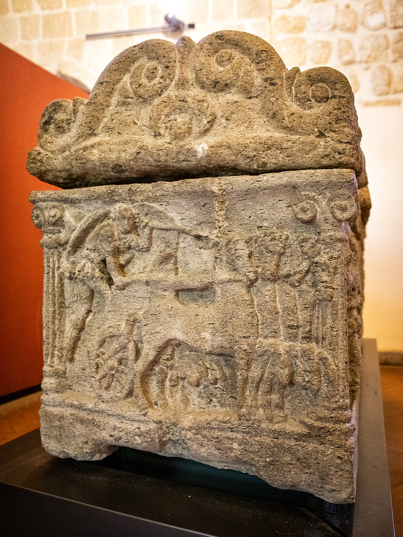 Eccezionale per l’ampiezza delle dimensioni e l’elevatezza delle raffigurazioni sviluppate sulle pareti con il concilio degli dèi e partenza in carro di Dioniso. 
525-500 a.C.